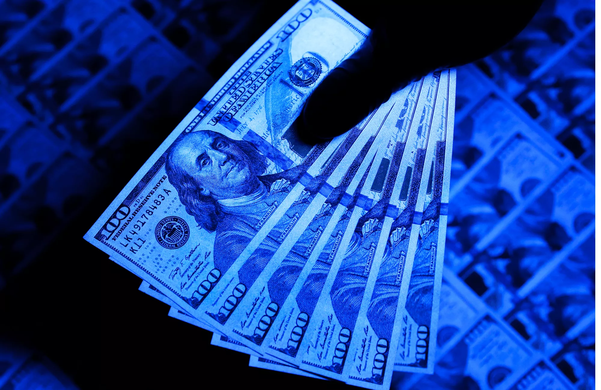 counterfeit money under UV light