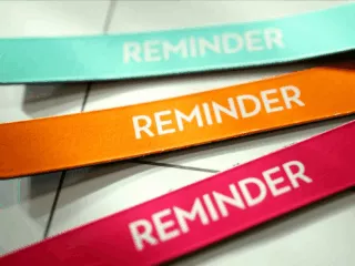 Picture of reminder notes on a desk to represent sending payment reminder emails as a business owner.
