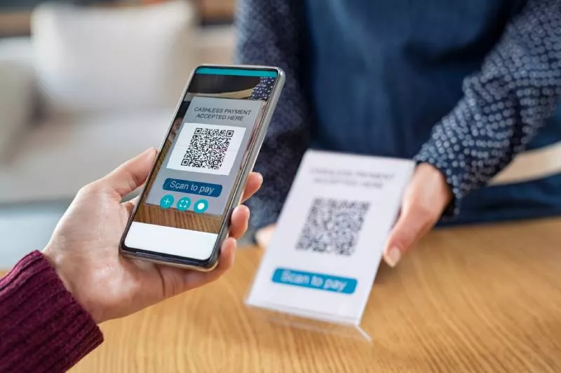 Customer using a Venmo competitor to pay a business via QR code