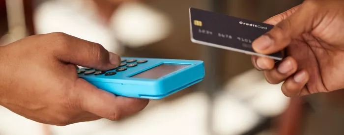 hand paying with credit card on sumup card reader