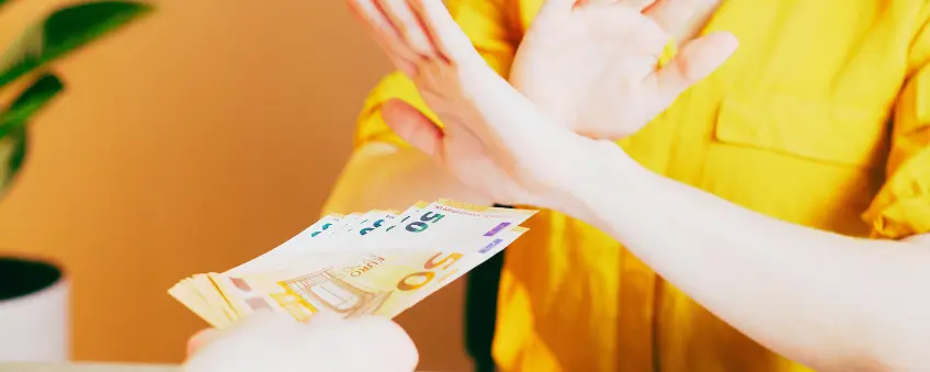 Person denying cash being handed to them to avoid a chargeback